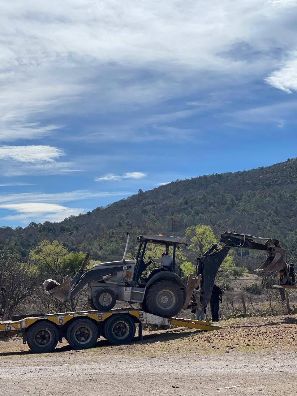 Retroexcavadora John Deere 310G c/ martillo y plancha