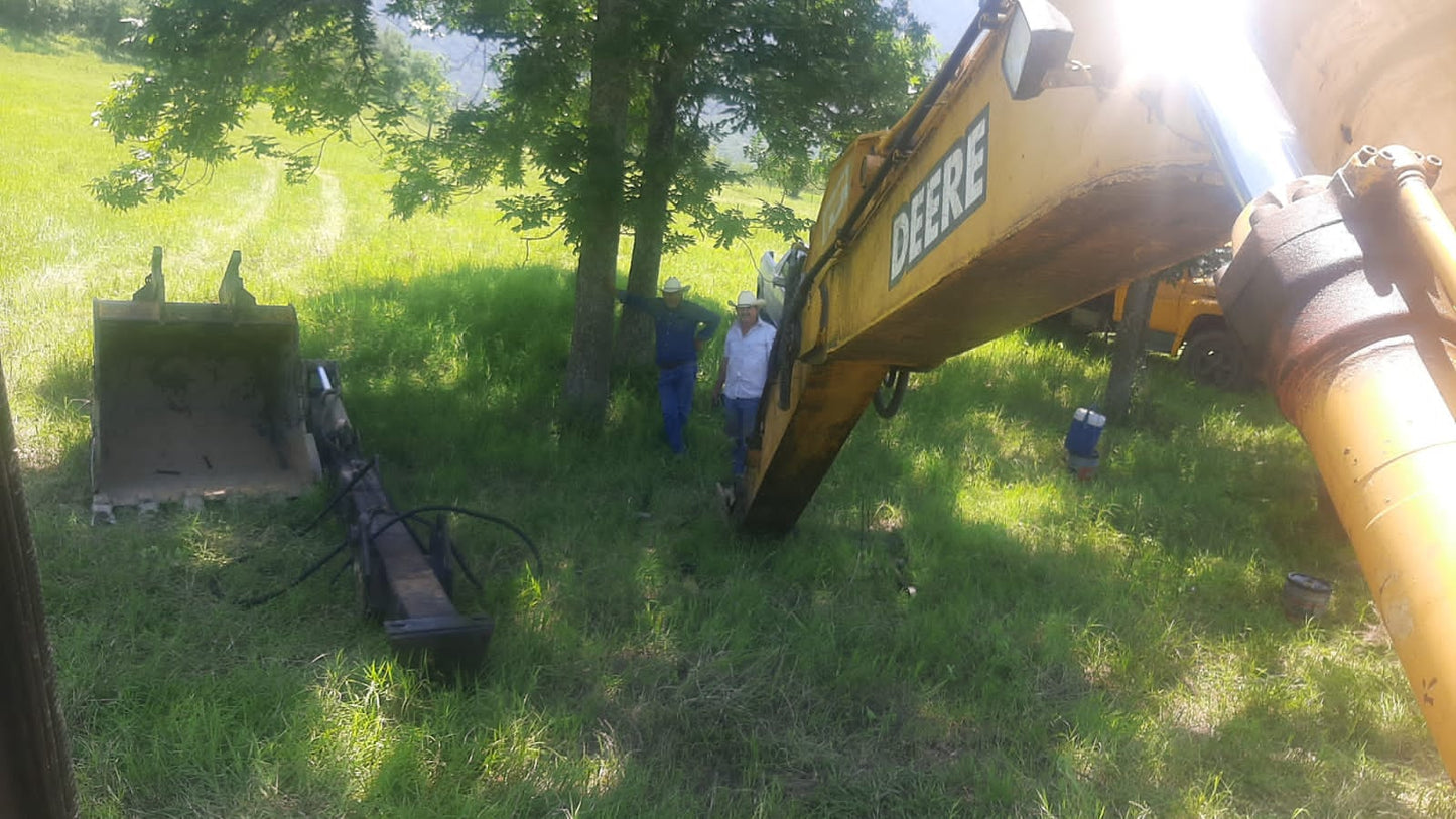 Excavadora John Deere 330 LC CON EXTENSIÓN Y ACCESORIOS