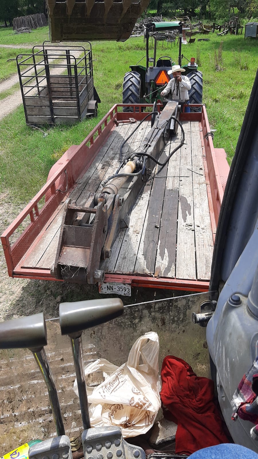 Excavadora John Deere 330 LC CON EXTENSIÓN Y ACCESORIOS